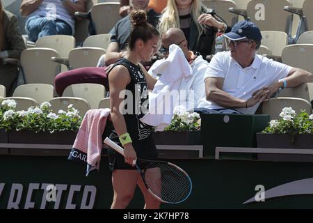 ©Sébastien Muylaert/MAXPPP - Paris 25/05/2022 Maria Sakkari, de Grèce, réagit contre Karolina Muchova, de la République tchèque, lors de l'édition 2 de l'Open de France de 2022 à Roland Garros, à Paris. 25.05.2022 Banque D'Images