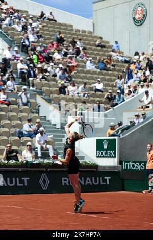 ©Sébastien Muylaert/MAXPPP - Paris 25/05/2022 Maria Sakkari de Grèce sert contre Karolina Muchova de la République tchèque lors de l'édition 2 de l'Open de France du 4e jour de l'Open de France 2022 à Roland Garros à Paris, France. 25.05.2022 Banque D'Images