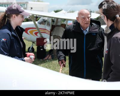 ©/MAXPPP - TOULOUSE 05/26/2022 le rallye Toulouse -Tarfaya/Cap Juby est de retour en service. Après deux ans de hiatus, seize équipages ont décollé jeudi de l'aéroport Toulouse Lasbordes. Ils ont volé sur les traces du petit Prince et de son auteur, Antoine de Saint-Exupéry, suivant un itinéraire en dix étapes, sur dix jours, à travers l'Espagne et le Maroc retracant les lignes autrefois prises par les pilotes des lignes de Ltécoère. Et Aerospotale. L'ancien décollage, François d'Agay, neveu et filleul d'Antoine de Saint-Exupéry et de son petit-fils Hugo de Halleux sont venus à Toulouse pour parrainer cette première édition de t Banque D'Images