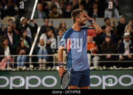 ©PHOTOPQR/LE PARISIEN/Olivier Arandel ; Paris ; 25/05/2022 ; Paris, France Mercredi 25 mai 2022 tennis Roland Garros Corentin Moutet / Rafael Nadal Banque D'Images