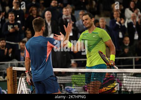 ©PHOTOPQR/LE PARISIEN/Olivier Arandel ; Paris ; 25/05/2022 ; Paris, France Mercredi 25 mai 2022 tennis Roland Garros Corentin Moutet / Rafael Nadal Banque D'Images