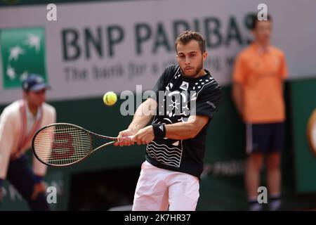 ©PHOTOPQR/LE PARISIEN/LP / ARNAUD JOURNOIS ; PARIS ; 26/05/2022 ; TENNIS , ROLAND GARROS 2022 , HUGO GASTON VS PEDRO CACHIN Banque D'Images