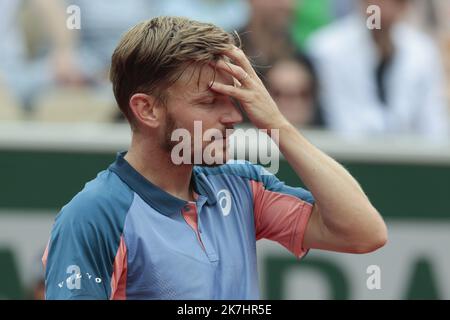 ©Sébastien Muylaert/MAXPPP - 26/05/2022 David Goffin, de Belgique, réagit contre Frances Tiafoe, des Etats-Unis, au cours du deuxième tour de l'Open de France 2022 de Roland Garros, à Paris, en France. 26.05.2022 Banque D'Images