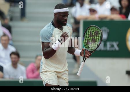 ©Sébastien Muylaert/MAXPPP - 26/05/2022 Frances Tiafoe des Etats-Unis réagit contre David Goffin de Belgique lors du deuxième tour des singles hommes lors du cinquième jour de l'Open de France 2022 à Roland Garros à Paris, France. 26.05.2022 Banque D'Images