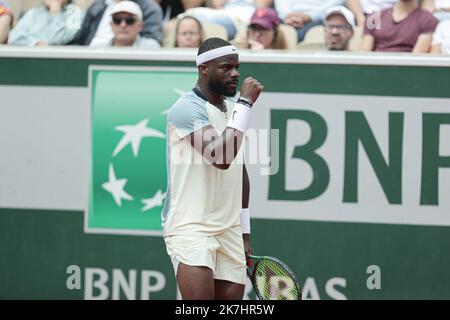 ©Sébastien Muylaert/MAXPPP - 26/05/2022 Frances Tiafoe des Etats-Unis réagit contre David Goffin de Belgique lors du deuxième tour des singles hommes lors du cinquième jour de l'Open de France 2022 à Roland Garros à Paris, France. 26.05.2022 Banque D'Images