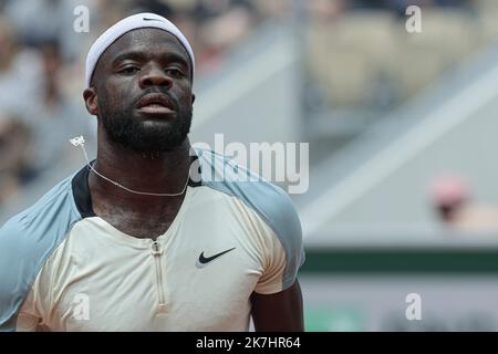 ©Sébastien Muylaert/MAXPPP - 26/05/2022 Frances Tiafoe des Etats-Unis se penche contre David Goffin de Belgique lors du deuxième tour des célibataires hommes le cinquième jour de l'Open de France 2022 à Roland Garros à Paris, France. 26.05.2022 Banque D'Images