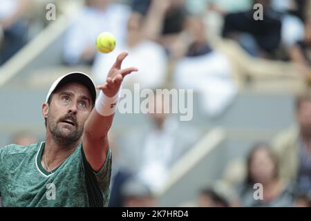 ©Sébastien Muylaert/MAXPPP - Paris 26/05/2022 Steve Johnson des Etats-Unis agit contre Gilles Simon de France lors du deuxième tour de l'Open de France du 5e jour de l'Open de France 2022 à Roland Garros à Paris, France. 26.05.2022 Banque D'Images