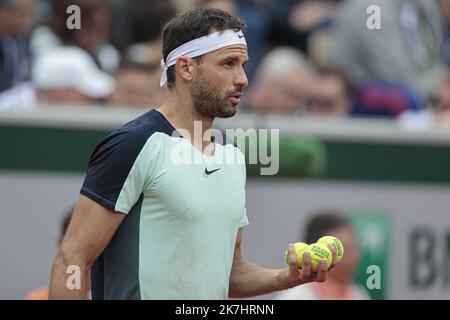 ©Sébastien Muylaert/MAXPPP - 27/05/2022 Grigor Dimitrov, de Bulgarie, se penche contre Diego Schwartzman, d'Argentine, lors du troisième Round du match des célibataires hommes le jour 6 de l'Open de France 2022 à Roland Garros à Paris, France. 27.05.2022 Banque D'Images