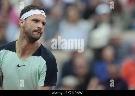 ©Sébastien Muylaert/MAXPPP - 27/05/2022 Grigor Dimitrov, de Bulgarie, se penche contre Diego Schwartzman, d'Argentine, lors du troisième Round du match des célibataires hommes le jour 6 de l'Open de France 2022 à Roland Garros à Paris, France. 27.05.2022 Banque D'Images