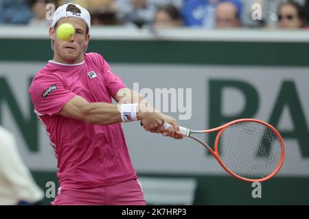 ©Sébastien Muylaert/MAXPPP - 27/05/2022 Diego Schwartzman d'Argentine joue un revers contre Grigor Dimitrov de Bulgarie lors du match du troisième tour des singles hommes le jour 6 de l'Open de France 2022 à Roland Garros à Paris, France. 27.05.2022 Banque D'Images