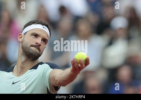 ©Sébastien Muylaert/MAXPPP - 27/05/2022 Grigor Dimitrov, de Bulgarie, est contre Diego Schwartzman, d'Argentine, lors du troisième Round du match des célibataires hommes le jour 6 de l'Open de France 2022 à Roland Garros à Paris, France. 27.05.2022 Banque D'Images