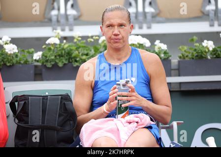 Thierry Larret / Maxppp. Tennis. Roland Garros 2022. Internationaux de France de tennis. Stade Roland Garros, Paris (75). Le 27 Mai 2022. Court Philippe Chatrier : Coco GAUFF (USA) contre Kaia KANEPI (est) Banque D'Images