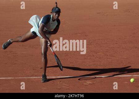 ©Sébastien Muylaert/MAXPPP - Paris 27/05/2022 Sloane Stephens des Etats-Unis intervient contre Diane Parry de France lors du troisième Round des femmes du jour 6 de l'Open de France 2022 à Roland Garros à Paris, France. 27.05.2022 Banque D'Images
