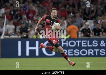 ©PHOTOPQR/LE PROGES/Maxime JEGAT - Marseille 27/05/2022 - Rugby - Challenge Cup finale - Lyon vs Toulon à Marseille le 27 Mai 2022 -Léo Berdeu (LOU) au cours du match entre le LOU Rugby (en rouge / Lyon) et le RC Toulon (en blanc / Toulon) au stade Vélodrome à Marseille et préparation pour la finale de l'EPCR Challenge Cup, la petite coupe d'Europe de rugby. Banque D'Images