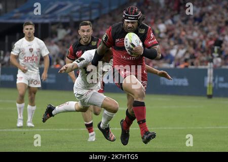 ©PHOTOPQR/LE PROGES/Maxime JEGAT - Marseille 27/05/2022 - Rugby - Challenge Cup finale - Lyon vs Toulon à Marseille le 27 Mai 2022 -Jordan Taufua (LOU) au cours du match entre le LOU Rugby (en rouge / Lyon) et le RC Toulon (en blanc / Toulon) au stade Vélodrome à Marseille et préparation pour la finale de l'EPCR Challenge Cup, la petite coupe d'Europe de rugby. Banque D'Images