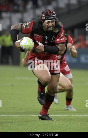 ©PHOTOPQR/LE PROGES/Maxime JEGAT - Marseille 27/05/2022 - Rugby - Challenge Cup finale - Lyon vs Toulon à Marseille le 27 Mai 2022 -Jordan Taufua (LOU) au cours du match entre le LOU Rugby (en rouge / Lyon) et le RC Toulon (en blanc / Toulon) au stade Vélodrome à Marseille et préparation pour la finale de l'EPCR Challenge Cup, la petite coupe d'Europe de rugby. Banque D'Images