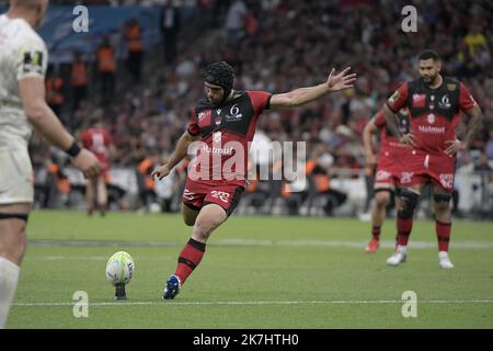 ©PHOTOPQR/LE PROGES/Maxime JEGAT - Marseille 27/05/2022 - Rugby - Challenge Cup finale - Lyon vs Toulon à Marseille le 27 Mai 2022 -Charlie Ngatai (LOU) au cours du match entre le LOU Rugby (en rouge / Lyon) et le RC Toulon (en blanc / Toulon) au stade Vélodrome à Marseille et préparation pour la finale de l'EPCR Challenge Cup, la petite coupe d'Europe de rugby. Banque D'Images