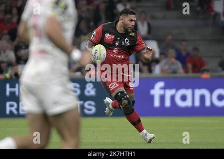 ©PHOTOPQR/LE PROGES/Maxime JEGAT - Marseille 27/05/2022 - Rugby - Challenge Cup finale - Lyon vs Toulon au 27 Mai 2022 - Romain Taofifenua (LOU) au cours du match entre le LOU Rugby (en rouge / Lyon) et le RC Toulon (en blanc / Marseille) au stade Vélodrome à Marseille et préparation pour la finale de l'EPCR Challenge Cup, la petite coupe d'Europe de rugby. Banque D'Images