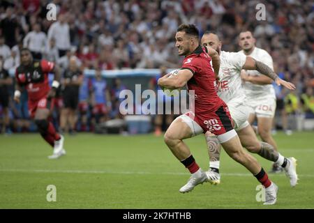 ©PHOTOPQR/LE PROGES/Maxime JEGAT - Marseille 27/05/2022 - Rugby - Challenge Cup finale - Lyon vs Toulon à Marseille le 27 Mai 2022 -Baptiste Couilloud (LOU) au cours du match entre le LOU Rugby (en rouge / Lyon) et le RC Toulon (en blanc / Toulon) au stade Vélodrome à Marseille et préparation pour la finale de l'EPCR Challenge Cup, la petite coupe d'Europe de rugby. Banque D'Images