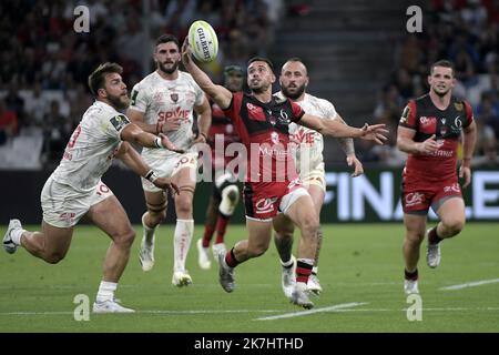 ©PHOTOPQR/LE PROGES/Maxime JEGAT - Marseille 27/05/2022 - Rugby - Challenge Cup finale - Lyon vs Toulon à Marseille le 27 Mai 2022 -Baptiste Couilloud (LOU) au cours du match entre le LOU Rugby (en rouge / Lyon) et le RC Toulon (en blanc / Toulon) au stade Vélodrome à Marseille et préparation pour la finale de l'EPCR Challenge Cup, la petite coupe d'Europe de rugby. Banque D'Images