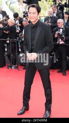 ©PHOTOPQR/NICE MATIN/Patrice Lapoirie ; Cannes ; 23/05/2022 ; acteur et réalisateur sud-coréen Lee Jung-Jae Waves lorsqu'il arrive pour la projection du film 'décision de quitter (Heojil Kyolshim)' lors de l'édition 75th du Festival du film de Cannes, dans le sud de la France, sur 23 mai 2022. Banque D'Images