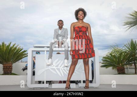 ©PHOTOPQR/LE PARISIEN/Fred Dugit ; Cannes ; 25/05/2022 ; Cuture / Cinéma Palais des festivals à Cannes (06), le 25 mai 2022 Photocall du film TORI et LOKITA JEAN-PIERRE DARDENNE Réalisateur (Belgique) JOELY MBUNDU Actrice LUC DARDENNE Réalisateur (Belgique) PABLO SCHacitor photo LP / Fred Dugit - Festival international du film de Cannes mai 25th 2022 Banque D'Images