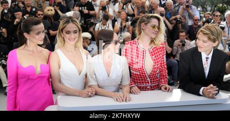 ©PHOTOPQR/NICE MATIN/Patrice Lapoirie ; Cannes ; 24/05/2022 ; (de L) actrice israélienne et mannequin Lihi Kornowski, actrice italienne Denise Capezza, actrice canadienne Nadia Litz, L'actrice AMÉRICAINE Kristen Stewart et l'actrice française Lea Seydoux posent lors d'une séance photo pour le film "crimes du futur" à l'édition 75th du Festival de Cannes, dans le sud de la France, sur 24 mai 2022. Banque D'Images
