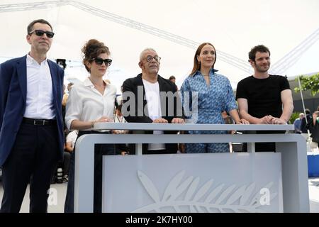 ©PHOTOPQR/NICE MATIN/Patrice Lapoirie ; Cannes ; 24/05/2022 ; (de L) journaliste français et membre du jury des Metras de la Cour Jean-Claude Raspiengeas, réalisateur et scénariste belge Laura Wandel, réalisatrice égyptienne et présidente du jury des Metras de la Cour Yousry Nasrallah, L'actrice canadienne et membre du jury de court-métrage Monia Chokri et l'actrice française et membre du jury de court-métrage Felix Moati posent lors d'une séance photo pour le jury de courts-métrages et la Cinéfondation à l'édition 75th du Festival du film de Cannes, dans le sud de la France, sur 24 mai, 2022. Banque D'Images