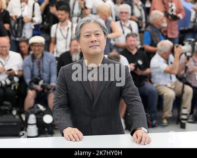 ©PHOTOPQR/NICE MATIN/Patrice Lapointe ; Cannes ; 24/05/2022 ; le réalisateur sud-coréen Park Chan-Wook pose lors d'une séance photo pour le film 'décision de quitter (Heojil Kyolshim)' à l'édition 75th du Festival de Cannes, dans le sud de la France, sur 24 mai 2022. Banque D'Images