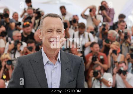 ©PHOTOPQR/NICE MATIN/Patrice Lapointe ; Cannes ; 26/05/2022 ; l'acteur américain Tom Hanks assiste à une séance photo pour le film 'Elvis' lors de l'édition 75th du Festival de Cannes, dans le sud de la France, sur 26 mai 2022. - Festival international de Cannes le 26th 2022 mai Banque D'Images