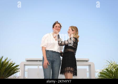 ©PHOTOPQR/LE PARISIEN/Fred Dugit ; Cannes ; 27/05/2022 ; Cuture / Cinéma Palais des festivals à Cannes (06), le 27 mai 2022 Photocall du film RENDEZ-VOUS AVEC... ALICE ROHRWACHER et LE PUPILLE (LES ÉLÈVES) ALICE ROHRWACHER Réalisatrice (Italie) ALBA ROHRWACHER Actrice photo LP / Fred Dugit Banque D'Images