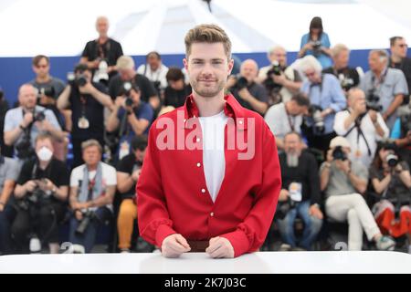 ©PHOTOPQR/NICE MATIN/Patrice Lapoirie ; Cannes ; 27/05/2022 ; (Froml) l'actrice belge Emilie Dequenne, le réalisateur belge Lukas Dhont et l'actrice française Lea Drucker posent lors d'une séance photo pour le film 'Close' à l'édition 75th du Festival de Cannes, dans le sud de la France, sur 27 mai 2022. Banque D'Images