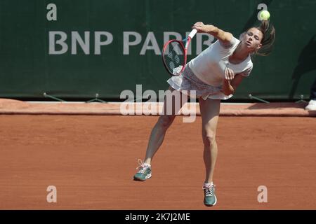 ©Sébastien Muylaert/MAXPPP - Paris 30/05/2022 Camila Giorgi d'Italie sert contre Daria Kasatkina pendant le match des célibataires féminins quatrième ronde le jour 9 de l'Open de France 2022 à Roland Garros à Paris, France. 30.05.2022 Banque D'Images