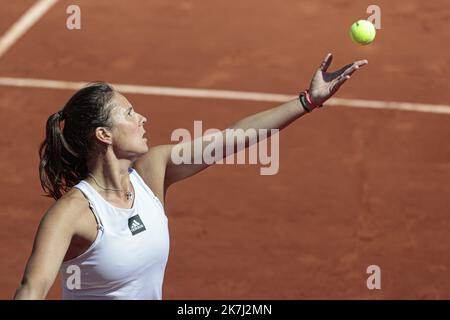 ©Sébastien Muylaert/MAXPPP - Paris 30/05/2022 Daria Kasatkina est contre Camila Giorgi d'Italie lors du match des célibataires féminins quatrième ronde le jour 9 de l'Open de France 2022 à Roland Garros à Paris, France. 30.05.2022 Banque D'Images