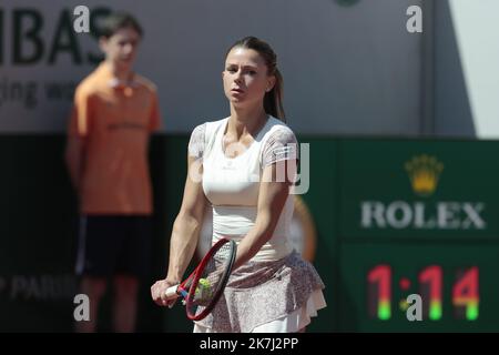 ©Sébastien Muylaert/MAXPPP - Paris 30/05/2022 Camila Giorgi d'Italie sert contre Daria Kasatkina pendant le match des célibataires féminins quatrième ronde le jour 9 de l'Open de France 2022 à Roland Garros à Paris, France. 30.05.2022 Banque D'Images