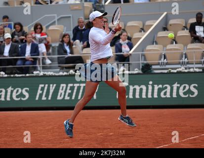 Thierry Larret / Maxppp. Tennis. Roland Garros 2022. Internationaux de France de tennis. Stade Roland Garros, Paris (75). Le 30 Mai 2022. Court Philippe Chatrier : IGA SWIATEK (POL) contre Qinwen ZHENG (CHN) Banque D'Images