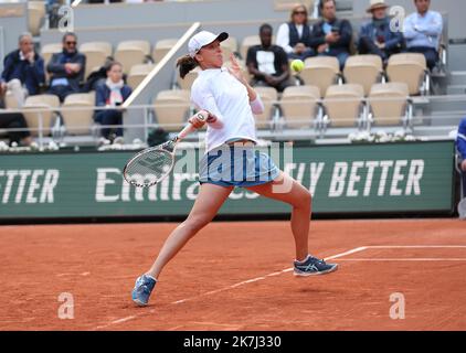 Thierry Larret / Maxppp. Tennis. Roland Garros 2022. Internationaux de France de tennis. Stade Roland Garros, Paris (75). Le 30 Mai 2022. Court Philippe Chatrier : IGA SWIATEK (POL) contre Qinwen ZHENG (CHN) Banque D'Images