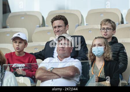 ©Sébastien Muylaert/MAXPPP - Paris 30/05/2022 Laurent Macron, frère du président français Emmanuel Macron au court Philippe Chatrier lors de la quatrième manche du tournoi de tennis Open de France à Roland ?Garros à Paris, France. 30.05.2022 Banque D'Images