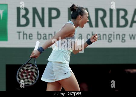 ©Sébastien Muylaert/MAXPPP - Paris 30/05/2022 Qinwen Zheng, de Chine, réagit contre IGA Swiatek, de Pologne, lors du match des femmes célibataires du quatrième cycle le jour 9 de l'Open de France 2022 à Roland Garros à Paris, France. 30.05.2022 Banque D'Images