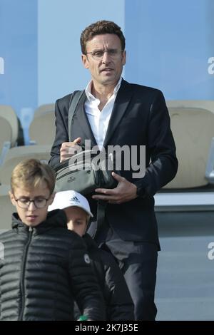 ©Sébastien Muylaert/MAXPPP - Paris 30/05/2022 Laurent Macron, frère du président français Emmanuel Macron au court Philippe Chatrier lors de la quatrième manche du tournoi de tennis Open de France à Roland ?Garros à Paris, France. 30.05.2022 Banque D'Images