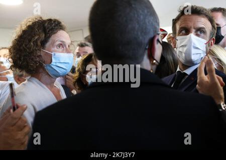 @ Pool/ Stephane Lemouton/Maxppp, France, Cherbourg, 2022/05/31 le président français Emmanuel Macron se rend au Centre hospitalier public du Cotentin à Cherbourg, dans la Manche, France, le 31 mai 2022, pour un placement consenti à l'accès aux médecins urgents et non programmés. © Stéphane Lemouton/Bestimage le président français Emmanuel Macron rencontre des travailleurs de la santé au centre hospitalier de Louis Pasteur Cotentin lors d'une visite consacrée à l'accès aux soins urgents et non planifiés à Cherbourg, en France, sur 31 mai 2022. Banque D'Images