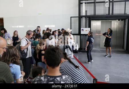 ©PHOTOPQR/LA PROVENCE/VALÉRIE VREL ; Marseille ; 04/06/2022 ; ouverture officielle de Cosquer Méditerranée, en ce 4/06/2022, le public est au rendez-vous pour la visite de la couverture de la Grotte COSQUER, grotte date d'environnement 30000 ans pour la première place, Henri 1985. Une grotte où l'art pariétal est supérieur : chevaux, pinguouins, tigres... Ici les premiers visiteurs, ravis de leur expérience. - Marseille, France, juin 4th 2022 Cosquer Méditerranée est la réplique de la Grotte Cosquer, une grotte préhistorique située dans les ruisseaux de Mar Banque D'Images