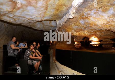 ©PHOTOPQR/LA PROVENCE/VALÉRIE VREL ; Marseille ; 04/06/2022 ; ouverture officielle de Cosquer Méditerranée, en ce 4/06/2022, le public est au rendez-vous pour la visite de la couverture de la Grotte COSQUER, grotte date d'environnement 30000 ans pour la première place, Henri 1985. Une grotte où l'art pariétal est supérieur : chevaux, pinguouins, tigres... Ici les premiers visiteurs, ravis de leur expérience. - Marseille, France, juin 4th 2022 Cosquer Méditerranée est la réplique de la Grotte Cosquer, une grotte préhistorique située dans les ruisseaux de Mar Banque D'Images