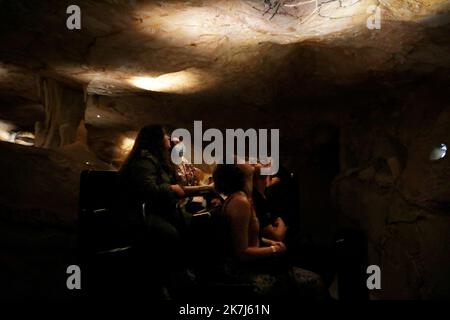 ©PHOTOPQR/LA PROVENCE/VALÉRIE VREL ; Marseille ; 04/06/2022 ; ouverture officielle de Cosquer Méditerranée, en ce 4/06/2022, le public est au rendez-vous pour la visite de la couverture de la Grotte COSQUER, grotte date d'environnement 30000 ans pour la première place, Henri 1985. Une grotte où l'art pariétal est supérieur : chevaux, pinguouins, tigres... Ici les premiers visiteurs, ravis de leur expérience. - Marseille, France, juin 4th 2022 Cosquer Méditerranée est la réplique de la Grotte Cosquer, une grotte préhistorique située dans les ruisseaux de Mar Banque D'Images