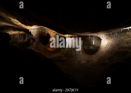 ©PHOTOPQR/LA PROVENCE/VALÉRIE VREL ; Marseille ; 04/06/2022 ; ouverture officielle de Cosquer Méditerranée, en ce 4/06/2022, le public est au rendez-vous pour la visite de la couverture de la Grotte COSQUER, grotte date d'environnement 30000 ans pour la première place, Henri 1985. Une grotte où l'art pariétal est supérieur : chevaux, pinguouins, tigres... Ici les premiers visiteurs, ravis de leur expérience. - Marseille, France, juin 4th 2022 Cosquer Méditerranée est la réplique de la Grotte Cosquer, une grotte préhistorique située dans les ruisseaux de Mar Banque D'Images