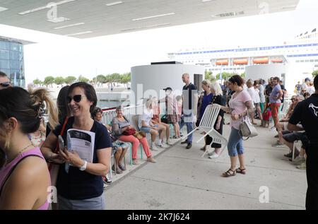 ©PHOTOPQR/LA PROVENCE/VALÉRIE VREL ; Marseille ; 04/06/2022 ; ouverture officielle de Cosquer Méditerranée, en ce 4/06/2022, le public est au rendez-vous pour la visite de la couverture de la Grotte COSQUER, grotte date d'environnement 30000 ans pour la première place, Henri 1985. Une grotte où l'art pariétal est supérieur : chevaux, pinguouins, tigres... Ici les premiers visiteurs, ravis de leur expérience. - Marseille, France, juin 4th 2022 Cosquer Méditerranée est la réplique de la Grotte Cosquer, une grotte préhistorique située dans les ruisseaux de Mar Banque D'Images