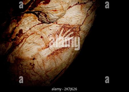 ©PHOTOPQR/LA PROVENCE/VALÉRIE VREL ; Marseille ; 04/06/2022 ; ouverture officielle de Cosquer Méditerranée, en ce 4/06/2022, le public est au rendez-vous pour la visite de la couverture de la Grotte COSQUER, grotte date d'environnement 30000 ans pour la première place, Henri 1985. Une grotte où l'art pariétal est supérieur : chevaux, pinguouins, tigres... Ici les premiers visiteurs, ravis de leur expérience. - Marseille, France, juin 4th 2022 Cosquer Méditerranée est la réplique de la Grotte Cosquer, une grotte préhistorique située dans les ruisseaux de Mar Banque D'Images