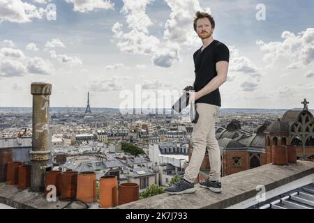 ©PHOTOPQR/LE PARISIEN/ARNAUD DUMONTIER ; Paris ; 17/05/2022 ; Paris - mardi 17 mai 2022 Portrait de Paul deuxième photographie toiturophile de 28 ans. Son compte Insta, « Tobits de Paris » compte sormais plus de 230 000 abonnés. Paris, France, mai 17th 2022 Paul second tourne sur le toit de Paris et publie sur instagram toits de Paris, suivi de 230k Banque D'Images