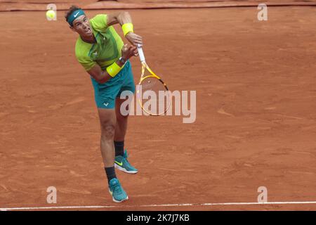 ©Sébastien Muylaert/MAXPPP - Paris 05/06/2022 Rafael Nadal d'Espagne sert pendant le match de finale des hommes contre Casper Ruud de Norvège le jour 15 de l'Open de France 2022 à Roland Garros à Paris, France. 05.06.2022 Banque D'Images