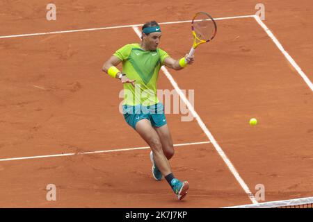 ©Sébastien Muylaert/MAXPPP - Paris 05/06/2022 Rafael Nadal, d'Espagne, joue un rôle de premier plan lors du match de finale des hommes contre Casper Ruud, de Norvège, le jour 15 de l'Open de France 2022 à Roland Garros à Paris, France. 05.06.2022 Banque D'Images